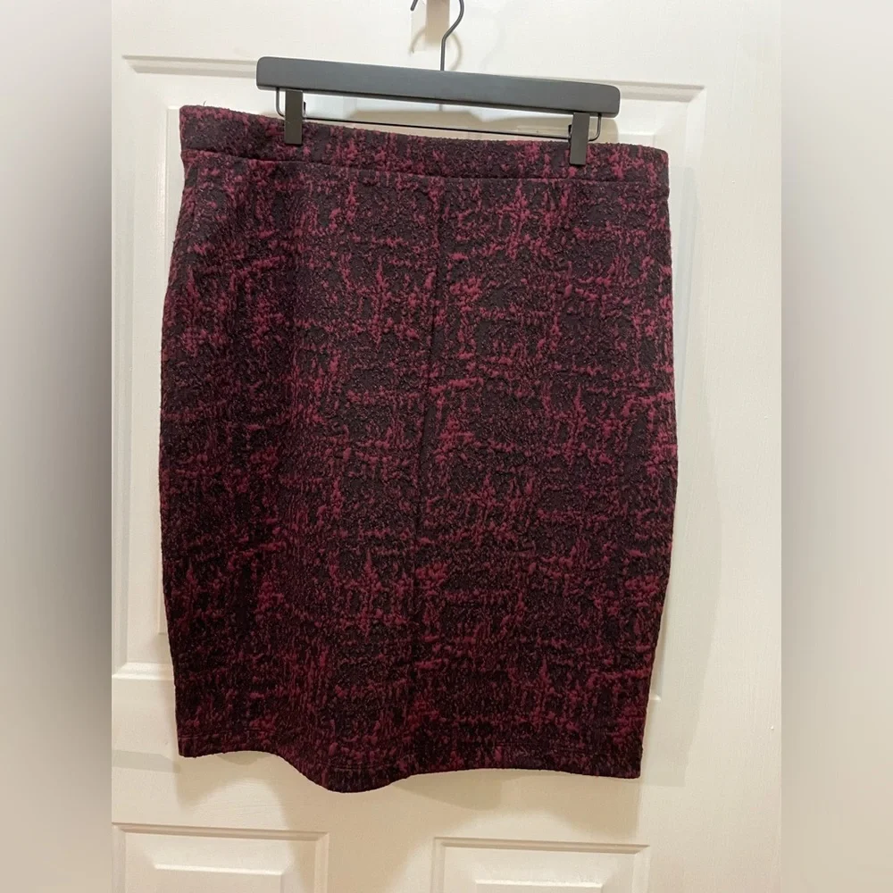 NWT Liz Claiborne Black and Pink Knee-Length Pencil Skirt